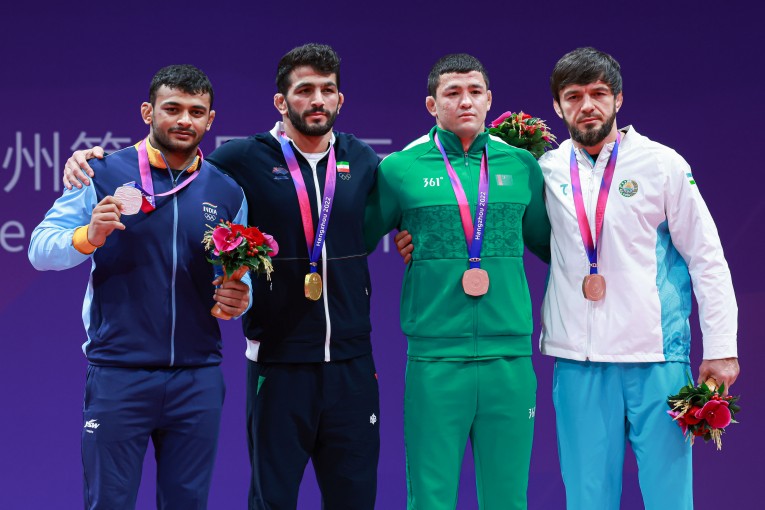 Podium 86kg FS - Gold Hassan Aliazam Yazdanicharati (IRI), Silver Deepak Punia (IND), Bronze Javrail Shapiev (UZB) and Dovletmyrat Orazgylyjov (TKM)_032.JPG