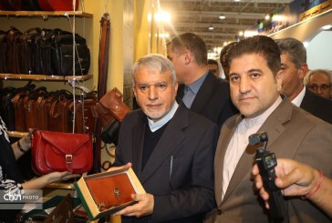 صالحی امیری، از غرفه صنایع‌دستی استان ایلام در سی‌وهفتمین نمایشگاه ملی صنایع‌دستی بازدید کرد