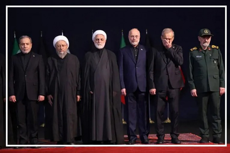 این عکس از مراسم وداع، یک سند تاریخی است